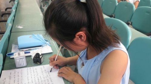 英語四六級考試時間已定,同時還迎來一個好消息,學生很是喜悅